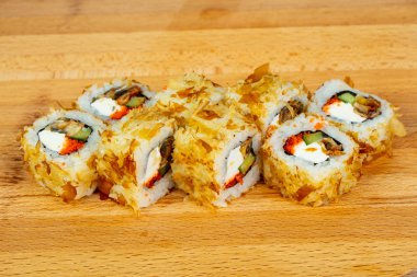 Yılan balığı ve ton balığı çip ile rulo