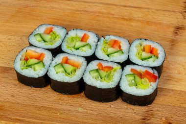 Vejetaryen maki rulo salatalık ile