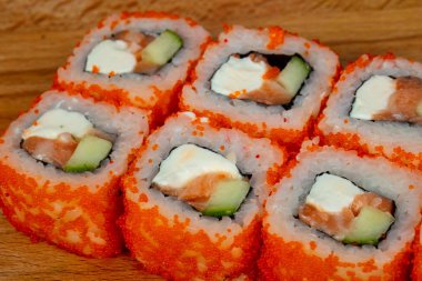 Somon ve yumuşak peynir rulo ahşap tahta üzerinde görünümü Kapat