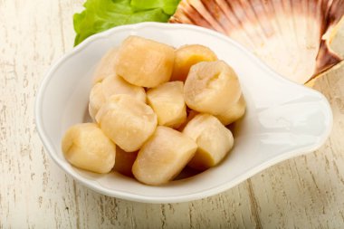 Çiğ deniz tarakları kasede pişmeye hazır.