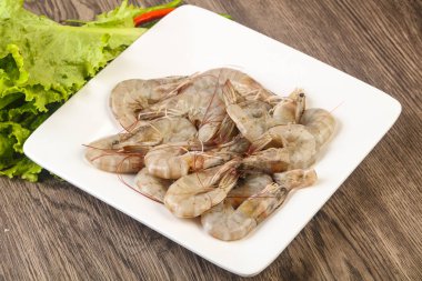 Ham Kral ahşap arka plan üzerinde yığın kase karides