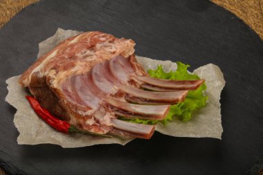 Ham kuzu kaburga ile biber yemek pişirmek için hazır