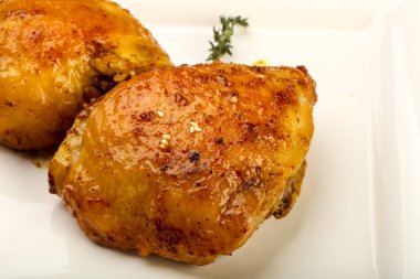 Kavrulmuş tavuk uyluk baharat ve soya sosu ile