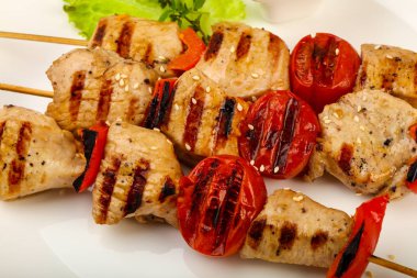 Izgara hindi şiş domates ve biber ile