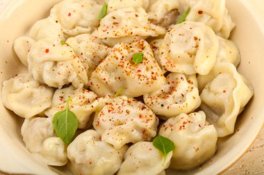 Otlar, yağlar ve baharatlar ile haşlanmış mantı