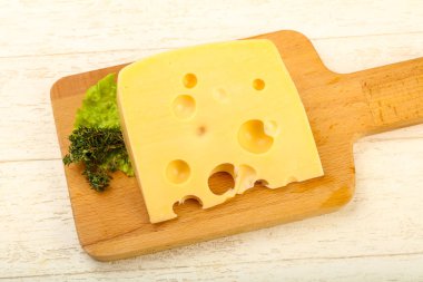 Ahşap tahta üzerinde peynir parçası görünümü Kapat