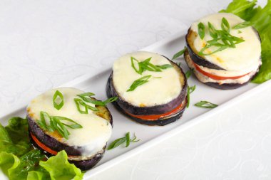 Baked patlıcan domates ve peynirle görünümünü kapat