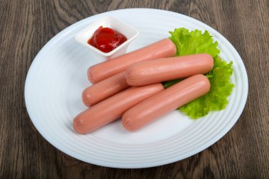 Salata ve ketçap ile sosis haşlama