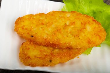 Beyaz tabakta patates gözlemesi görünümü Kapat