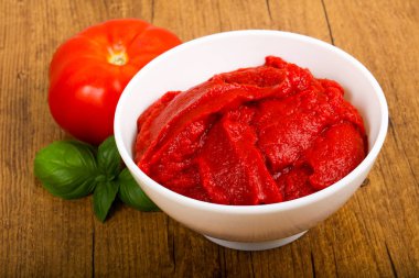 Domates salçası fesleğen yaprakları ile