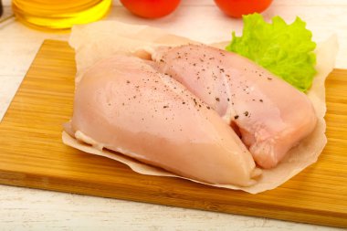 Biber yemek pişirmek için hazır çiğ tavuk göğsü