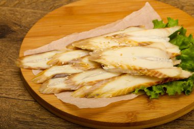 Ahşap tahta üzerinde yılan balığı sashimi görünümü Kapat