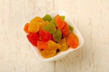 Ahşap arka plan üzerinde renkli ananas Kuru