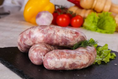 Çiğ domuz sosisi grill için hazır