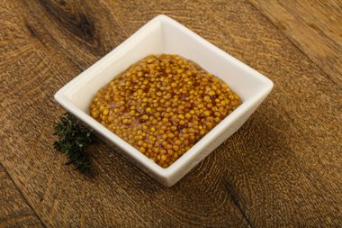 Dijon hardal sos kabın içinde kekik