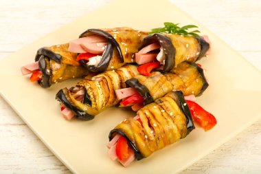 Jambon, peynir ve ahşap masa üzerinde biber dolması patlıcan