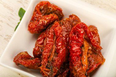 Fesleğen yapraklı kuru domates.