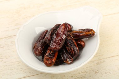 Meyve kabında tatlı hurmalar.