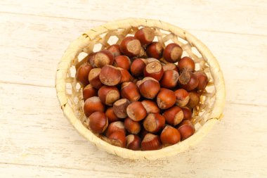 Fındık yığın sepeti ahşap arka plan üzerinde