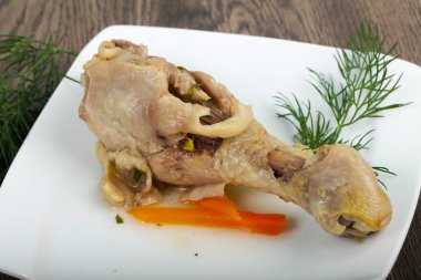 Beyaz tabakta dereotu haşlanmış tavuk budu