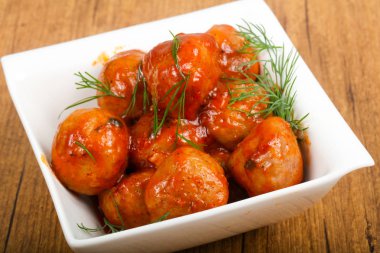 Domates soslu köfte dereotu beyaz kase hizmet
