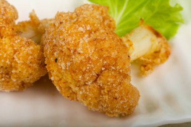 Beyaz tabak içinde diyet gevrek karnabahar