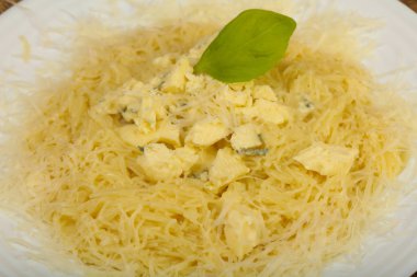 Mavi peynir ve fesleğen ile makarna görünümü Kapat