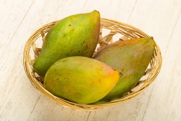 Tropikal Meyve Mango Yığın Ahşap Arka Plan Üzerinde — Stok fotoğraf