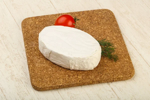 Camembert Käse Aus Nächster Nähe Auf Holzbrett — Stockfoto