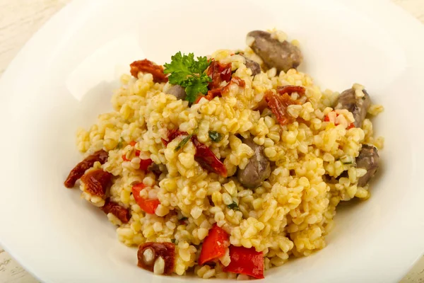 Bulgur Com Corações Frango Tomates Secos — Fotografia de Stock