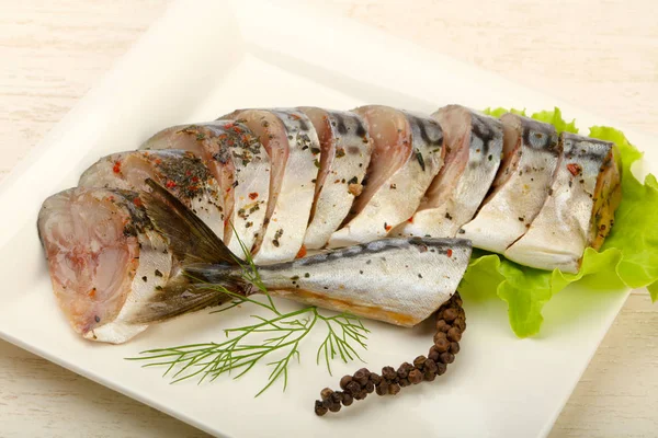 Scomber beyaz tabak içinde füme