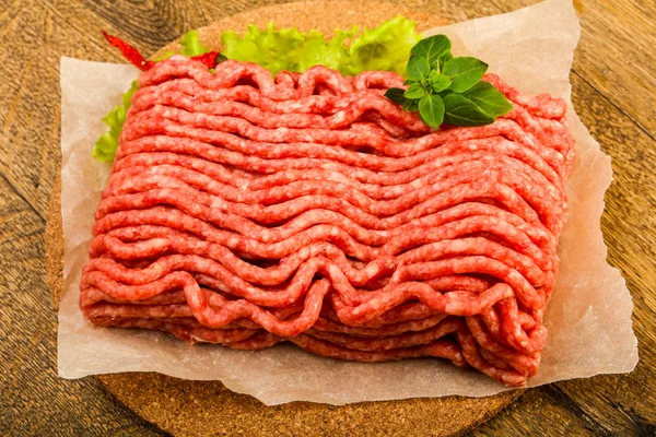 Gehakt Rundvlees Met Basilicumblaadjes Klaar Koken — Stockfoto