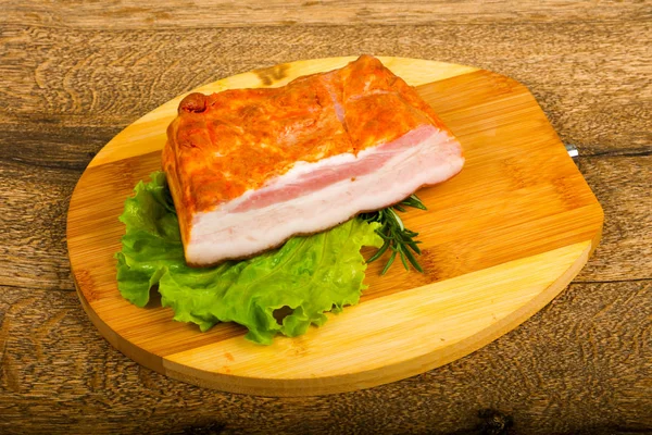 Schweinebraten Mit Salatblättern Und Rosmarin Auf Holzbrett — Stockfoto