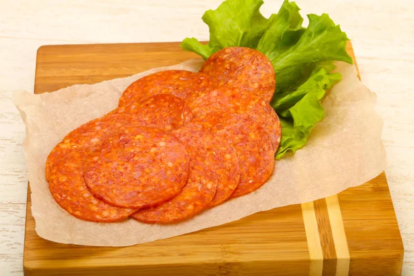 Pepperoni Skivad Korv Över Trä Bakgrund — Stockfoto