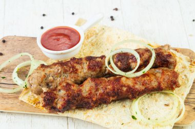 Kıyılmış domuz Kebap soğan ve sos ile