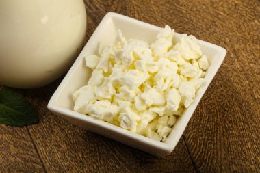 Süzme peynir süt kase görünümünü kapat