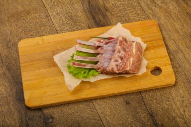 Ham kuzu kaburga ile biber yemek pişirmek için hazır