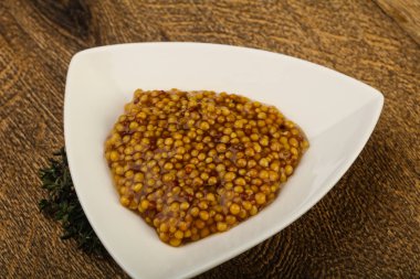 Dijon hardal sos kabın içinde kekik