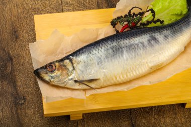 Biber ve baharatlı tuzlu ringa balığı.