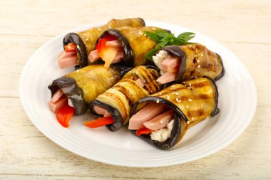 Jambon, peynir ve ahşap masa üzerinde biber dolması patlıcan