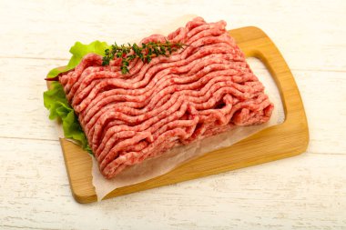 Çiğ kıyma et kekik ve acı biber ile