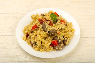 Tavuk kalbi ve kuru domatesli bulgur.