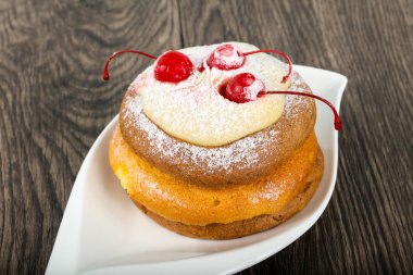 Beyaz tabakta kiraz ve şeker tozu ile Pancakes