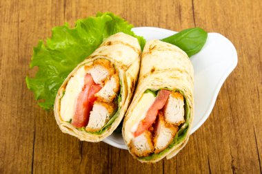 Tavuk ekmek rulo salata yaprakları ile