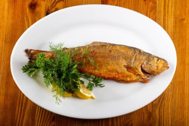 Kızarmış alabalık limon ve otlar servis