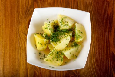 Dereotu ile haşlanmış patates