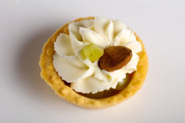 Tartı krem, üzüm ve badem ile görünümü Kapat