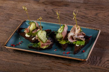 Kırmızı biber et ve cucucmber ile tapas hizmet