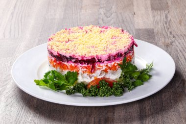 Rus ringa balığı salata sebze ile