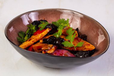 Kızarmış tofu mantar ve kişniş